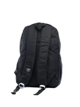 Mochila Umbro de color gris oscuro con diseño estampado en el bolsillo frontal. Cuenta con compartimento principal con cierre, bolsillo frontal con cierre, bolsillos laterales de red y logo de la marca aplicado en la parte superior.