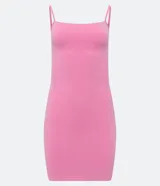 Vestido corto color rosado, de escote recto, con breteles finos y confeccionado en algodón con elastano.