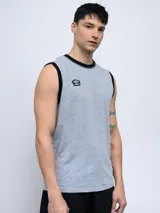 Musculosa deportiva Umbro de color gris melange, con cuello y sisas en color negro. Presenta el logo de la marca bordado en el pecho.
