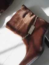 Botas cortas de terciopelo azul marino con diseño abullonado, tacón ancho y cierre lateral con cremallera.