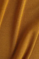 Top de punto mostaza con cuello alto y mangas largas, con detalles de terminación ondulada en puños y bajo.