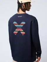 Buzo de cuello redondo color azul marino, con diseño de X bordada en la espalda con estampado étnico multicolor. Cuenta con el logo de la marca estampado en la parte superior de la espalda.