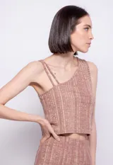 Top asimétrico de tejido de punto color ladrillo con diseño de líneas verticales en azul. Tiene cuello a la base y breteles finos en un hombro.