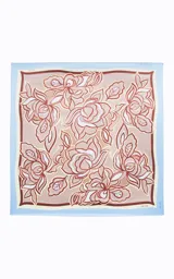 Pañuelo cuadrado de seda con diseño geométrico y de rayas en tonos celeste, marrón, rosado y blanco, con la inscripción de la marca Le Lis.