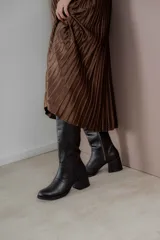 Bota de caña alta color marrón con textura símil reptil, taco cuadrado forrado en cuero y cierre lateral.