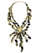 Collar Atenea de diseño llamativo, compuesto por múltiples tiras negras decoradas con pequeñas piezas ovaladas metálicas en tonos dorado y negro, unidas en un aplique central texturizado.