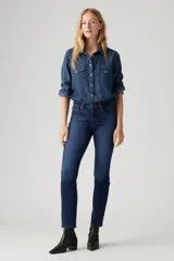 Jeans de tiro alto, ajustados en cadera y muslos, con pierna recta.