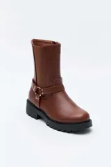 Bota de caña media color marrón de cuero sintético con suela chunky negra y taco bajo. Presenta un elástico lateral y una tira decorativa con hebilla metálica y argolla en el tobillo.