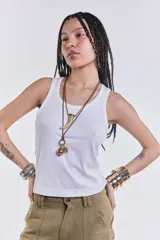 Musculosa básica blanca de tejido morley, corte al cuerpo y escote redondo.