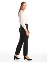 Pantalón de vestir marca Tahari, de corte recto y tiro alto. Confeccionado en tejido elastizado, presenta una faja interna en la cintura y costuras verticales pespuntadas en el frente de las piernas. Incluye un detalle metálico con logo.