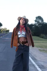 Top plateado con lentejuelas y espalda descubierta.