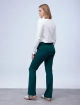 Pantalón negro de pierna ancha, marca Dictionary, confeccionado en tejido elastizado. Presenta pretina con pasadores, botón y cierre. Delantera con bolsillos y trasera con bolsillos simulados.