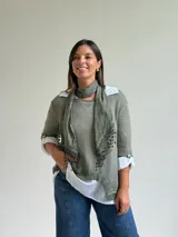 Sweater de punto fino en color verde oliva, con diseño de cuello redondo y mangas tres cuartos. Incluye un pañuelo a juego con detalles de encaje en los bordes, que puede utilizarse como accesorio para el cuello.