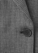 Blazer cruzado de corte recto y tejido jaspeado gris, con solapas de muesca, bolsillos laterales con solapa, bolsillo de ribete en el pecho y cierre de botones delanteros.