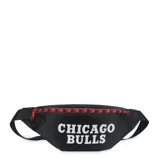 Riñonera negra con estampado frontal del equipo Chicago Bulls en color blanco. Presenta un cierre superior con detalle de cinta roja con logos de la NBA y tirador de cierre en color rojo.