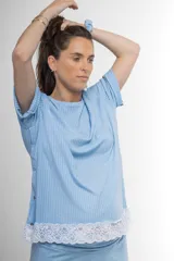 Pijama maternal de algodón gris con textura acanalada, compuesto por una remera de manga corta con broches laterales para facilitar la lactancia y detalle de puntilla blanca en el ruedo, y un short a juego con cintura ajustable.