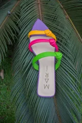 Sandalias negras de cuero con punta fina y tiras finas con nudos.