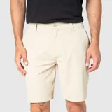 Short de corte clásico color beige, con cierre frontal de botón y cremallera, bolsillos laterales y tejido técnico de secado rápido.