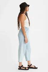 Pantalón de jean celeste claro de corte cropped y estilo relaxed, con cintura elástica fruncida.