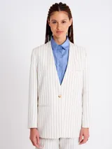 Blazer blanco con finas rayas verticales negras, solapas con muesca, cierre con un botón dorado y bolsillos delanteros con solapa.