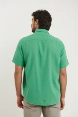 Camisa sport de manga corta, confeccionada en una mezcla de lino y algodón. Presenta cuello clásico, cierre frontal con botones de coco y un bolsillo aplicado en el pecho.
