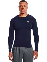 Remera térmica de compresión Under Armour, modelo HeatGear Armour, de manga larga y cuello redondo. Confeccionada en tejido ultraligero con paneles de malla estratégicos para mayor ventilación, diseño ergonómico y mangas raglán para mayor libertad de movimiento.