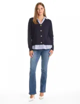 Buzo de punto fino color azul marino con cuello en V y cierre frontal de botones. Presenta un diseño integrado que simula una camisa de rayas verticales en el cuello y el ruedo.