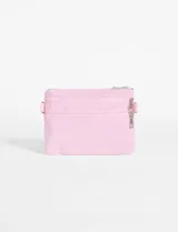 Bandolera de nylon color violeta con dos compartimentos frontales con cierre y tiradores metálicos.