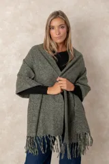 Pashmina de textura suave en color bordó, con diseño rectangular y terminaciones con flecos en los extremos.