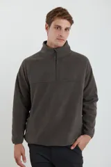 Sweater azul de polar con cuello alto y cierre parcial con cremallera.