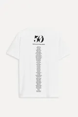 Remera negra de algodón con cuello redondo y mangas cortas. Estampado fotográfico en blanco y negro con texto Steven Meisel.