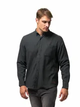 Camisa de franela de manga larga color gris oscuro, con cuello abotonado, un bolsillo frontal en el pecho y cierre de botones.