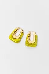 Aros tipo argolla de forma rectangular, con base de resina verde lima y detalle central dorado.