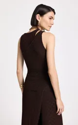 Top musculosa de tejido de punto color marrón chocolate, con cuello redondo, sisas amplias y detalle de corte asimétrico en el hombro izquierdo. Presenta un patrón texturizado en toda la prenda y dobladillo con ribete acanalado.