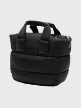Cartera bandolera Moncler modelo Caradoc Micro Tote, color negro con diseño acolchado, asas de mano y correa ajustable para el hombro.