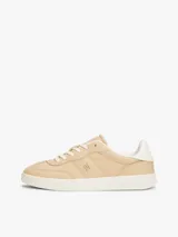 Zapatillas deportivas de corte bajo confeccionadas en piel napa lisa de color beige. Presentan un monograma TH texturizado en el lateral, cierre de cordones blancos y suela de goma blanca a contraste. Incluyen un panel blanco en el talón y forro de poliéster.