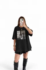 Remerón blanco de corte oversize y manga corta, con estampa fotográfica en blanco y negro en el pecho.