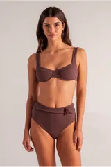 Bikini de dos piezas color marrón chocolate con textura acanalada. El top es tipo balconette con aros y copas extraíbles, con tirantes anchos. La bombacha es de tiro alto con diseño retro, completamente forrada, y cuenta con un cinturón decorativo con hebilla a tono.
