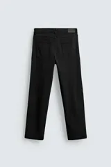 Pantalón de corte recto confeccionado en tejido de algodón con elasticidad. Presenta diseño de cinco bolsillos, cierre frontal con cremallera y botón.