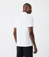 Remera polo de corte comfort, confeccionada en algodón peruano de alta calidad. Presenta cuello clásico con tapeta de botones y mangas cortas. Diseño liso y texturizado, ideal para un look casual y fresco.
