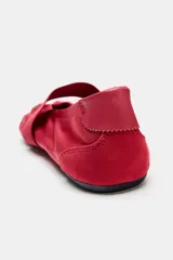 Zapato tipo bailarina de estilo deportivo en color rojo, con tira ancha elástica y fruncidos en el empeine, talonera en contraste y suela plana engomada con punta redonda.