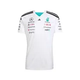 Remera deportiva Adidas del equipo Mercedes AMG Petronas, color blanco con detalles en negro y turquesa. Incorpora múltiples logotipos de patrocinadores impresos en el frente y las mangas, cuello en V y las clásicas tres tiras de Adidas en los hombros.
