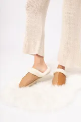 Pantuflas de cuero color beige con interior de lana natural color crema.