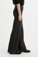 Jeans negros de tiro alto, corte acampanado y estilo "bell bottom".