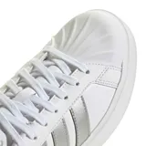 Championes urbanos Adidas modelo Streettalk Bold, color blanco con detalles en plateado. Presentan una suela de plataforma, las icónicas tres tiras laterales en tono metalizado y puntera reforzada.