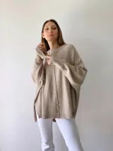 Sweater beige de tejido de punto con cuello redondo y mangas largas.