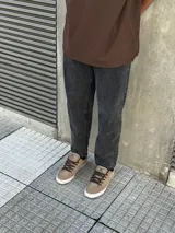 Pantalón de jean gris lavado, corte mom fit, tiro alto y pierna holgada.