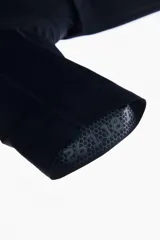 Short de ciclismo con tirantes, color blanco, de tejido elástico y diseño ergonómico con badana y detalles gráficos en negro.