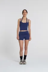 Top largo azul marino de compresión media, confeccionado con doble capa de tela y doble agarre.