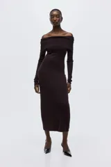 Vestido tobillero de punto fino suave color marrón oscuro, con escote off-the-shoulder con doblez ancho y mangas largas.